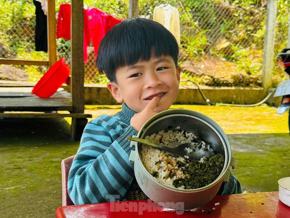 Xót xa bữa cơm trưa của học sinh vùng cao Quảng Ngãi
